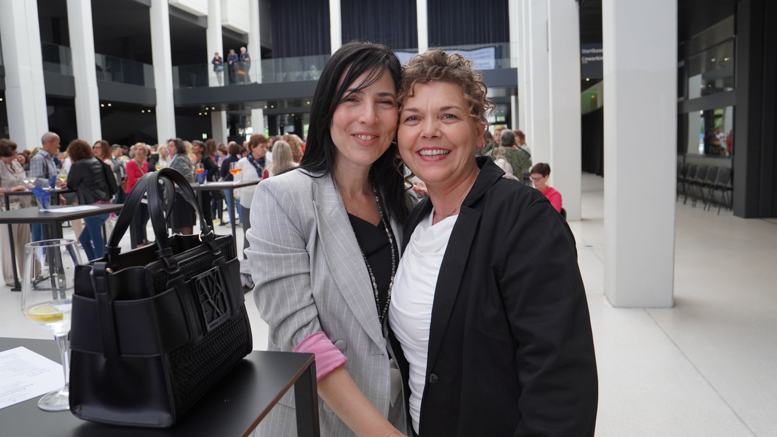 Die Direktorin des Amtes für allgemeine Dienste, Stefania Bertolami, mit Lisa Giacosa, Vertreterin des Krankenhaus-Freizeit Clubs und Moderatorin des Abends