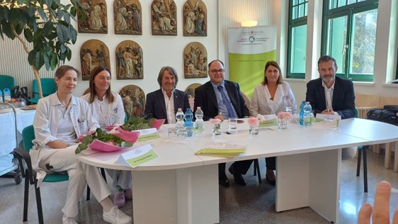 Landesrat Dr. Hubert Messner: Es ist wichtig, Frauen in Führungspositionen sichtbar zu machen, v.l.n.r.: Dr.in Ingrid Ruffini, Dr.in Stefania Pilloni, Landesrat Dr. Hubert Messner, Generaldirektor Dr. Christian Kofler, Bezirksdirektorin Dr.in Irene Pechlaner und der stellv. Sanitätsdirektor Dr. Pierpaolo Bertoli 