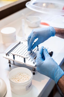 In allen vier Krankenhausapotheken werden maßgeschneiderte Arzneimittel hergestellt, die so auf dem freien Markt nicht erhältlich sind. Dazu gehören Salben, Cremes, spezielle Lösungen, Kapseln oder Desinfektionsmittel. Häufig werden sie speziell für Neugeborene und Kleinkinder angepasst, die Medikamente in sehr kleinen Mengen benötigen. (Foto: Ivo Corrà)