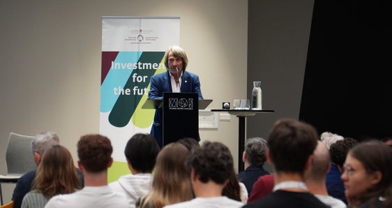 Gesundheitslandesrat Hubert Messner: „Wir wissen um den Wert kompetenter Ärztinnen und Ärzte und setzen alles daran, die Rahmenbedingungen für Ausbildung und Berufstätigkeit hier in Südtirol weiter zu verbessern. Unser Ziel ist es, Südtirol als attraktiven Arbeitsplatz zu gestalten – ein Ort, an dem man sich ausbilden, arbeiten und langfristig bleiben möchte.“