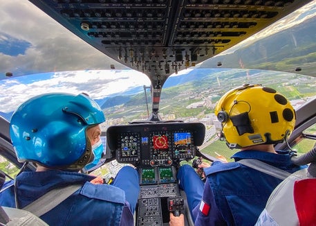 Blick aus einem Notarzthubschrauber beim Anflug auf Bozen