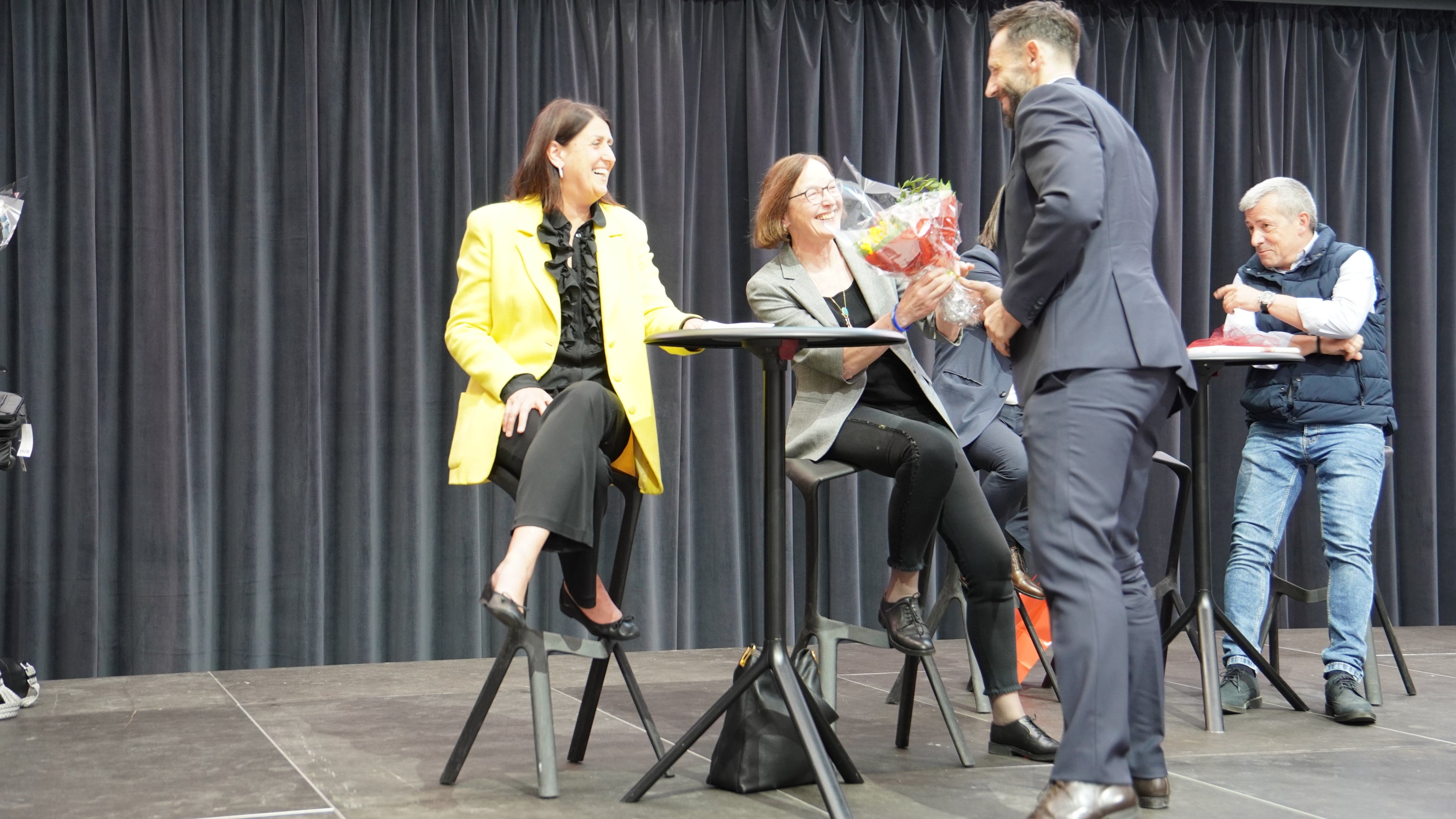 Auch die Rednerinnen und Redner haben mindestens 30 Dienstjahre hinter sich und erhielten als Dankeschön einen Blumenstrauß. v.l.: Irene Pechlaner; Monika Elisabeth Zäbisch; Luca Armanaschi; Thomas Kirchlechner