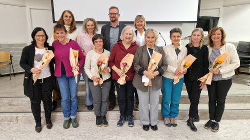 Pflegedirektorin Marianne Siller (5. v. l.) und Pflegeexpertin Barbara Preusse Bleuler (4. v. l.) mit den Projektbegleiterinnen und -begleitern, (Foto: Sabes\Vera Schindler)