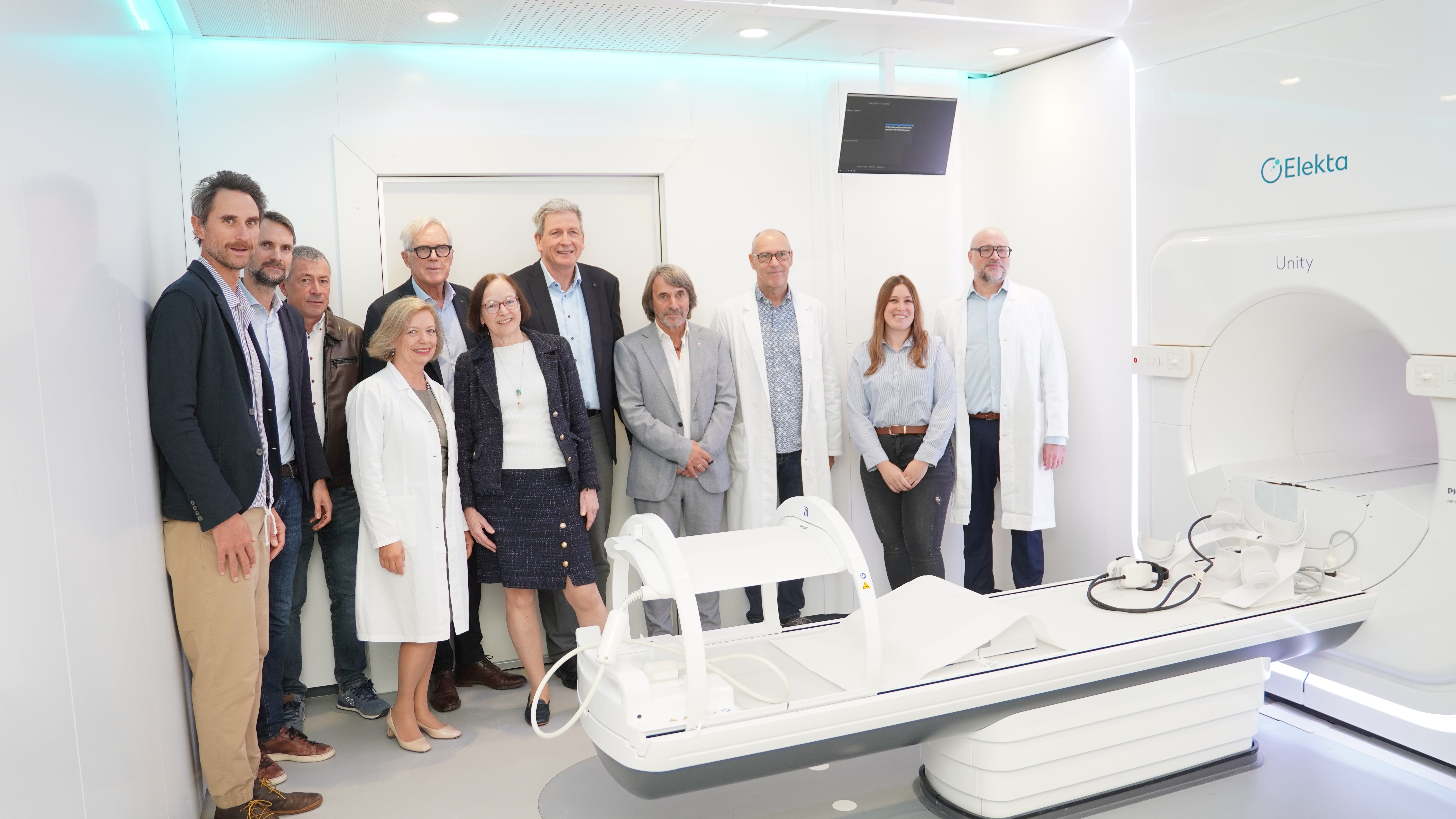 Bei der Besichtigung des MR-Linac. v.l.: Matteo Bonvicini, Apotheker und Präsident Federfarma; Alessandro Bonvicini, Verwaltungsleiter der Bonvicini Klinik; Thomas Kirchlechner, koordinierender Pflegedienstleiter; Nadia Oberhofer, Direktorin Medizinische Strahlenphysik; Paolo Bonvicini, Generaldirektor der Bonvicini Klinik; Monika Zäbisch, Ärztliche Direktorin; Josef Widmann, Sanitätsdirektor; Markus Haller, Physiker Medizinische Strahlenphysik; Julia Pescoller, Medizinische Radiologietechnikerin; Martin Maffei, Primar der Strahlentherapie. (Foto: Sabes/Peter A. Seebacher)