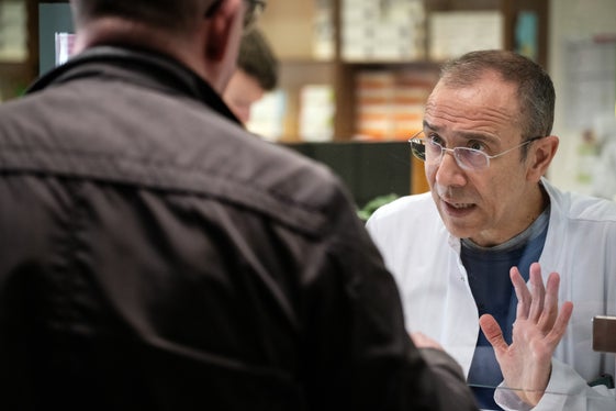 Alle Krankenhausapotheken geben auch Medikamente, Diät- und Medizinprodukte direkt an Patientinnen und Patienten aus und erteilen ihnen wichtige Informationen zur Einnahme und zu Neben- oder Wechselwirkungen. (Foto: Ivo Corrà)