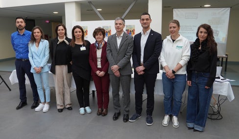 Die Referentinnen und Referenten, v.l. Manuel Nicolè, Laura Valzolgher, Astrid Marsoner, Francesca Tedesco, Nicoletta Facchin, Michael Kob, Daniele Di Pauli, Beatrice Visintainer und Laura Rech (Foto Sabes/RL)