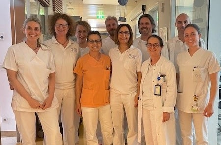 Das Team der Neugeborenenintensivstation mit Kinderchirurg Michele Corroppolo (hinten re.)