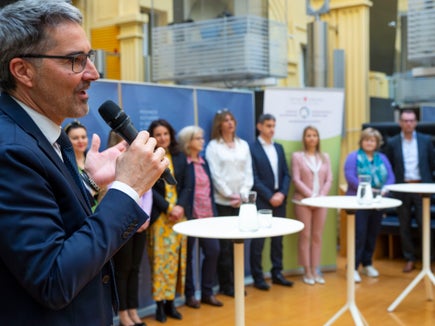 Landeshauptmann und Gesundheitslandesrat Arno Kompatscher begrüßt die neuen Führungskräfte (Foto: LPA/Fabio Brucculeri)
