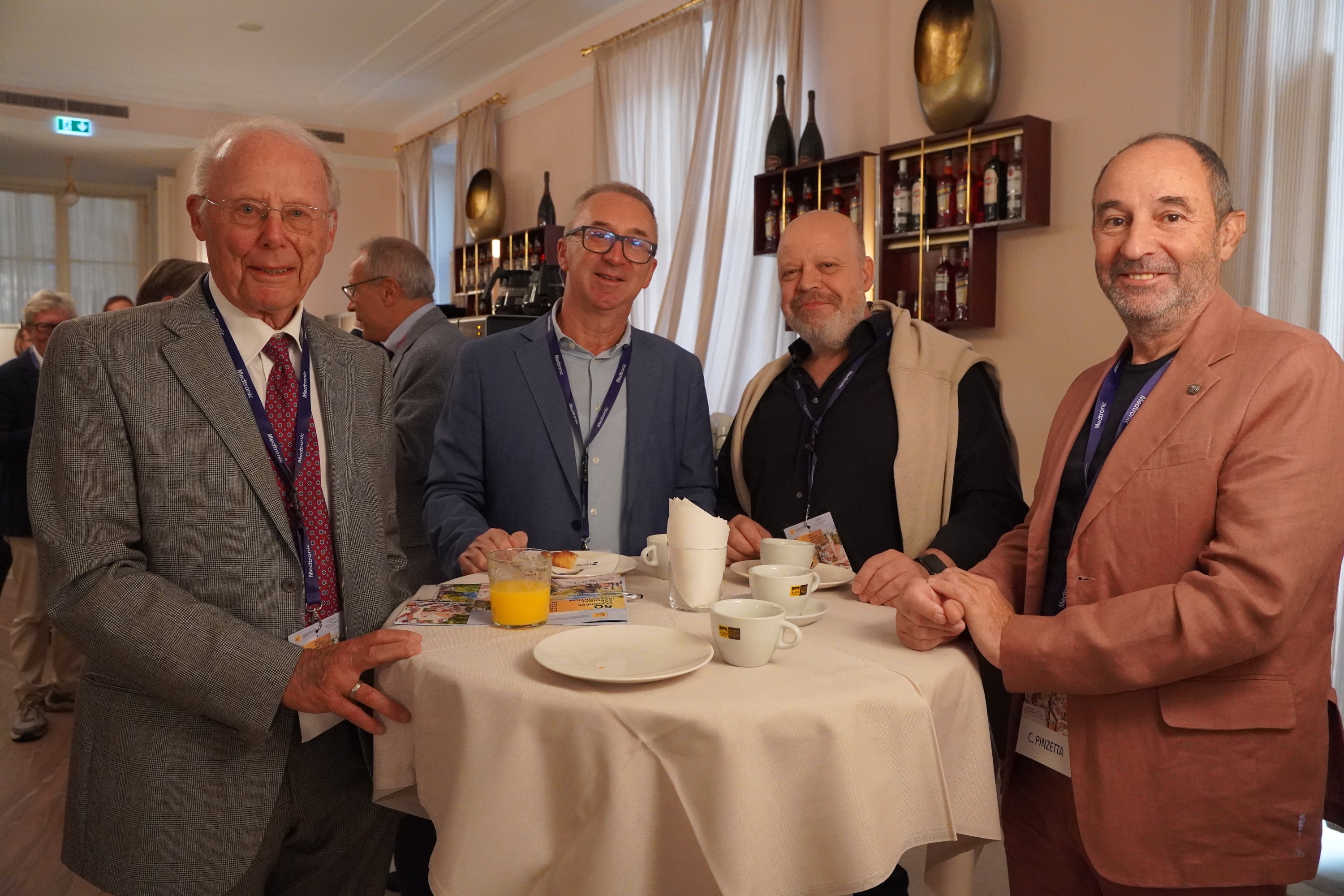 Ehemalige Chirurgie-Kollegen unter sich (v.l.n.r.): Ex-Primar Dr. Karl Rainer, Dr. Andreas Ambach, Dr. Stephan Raffeiner und Dr. Claudio Pinzetta (Foto: Sabes/SF)
