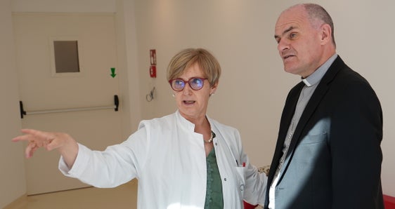 Laura Battisti, Primarin der Abteilung Pädiatrie am Landeskrankenhaus Bozen, mit Bischof Ivo Muser