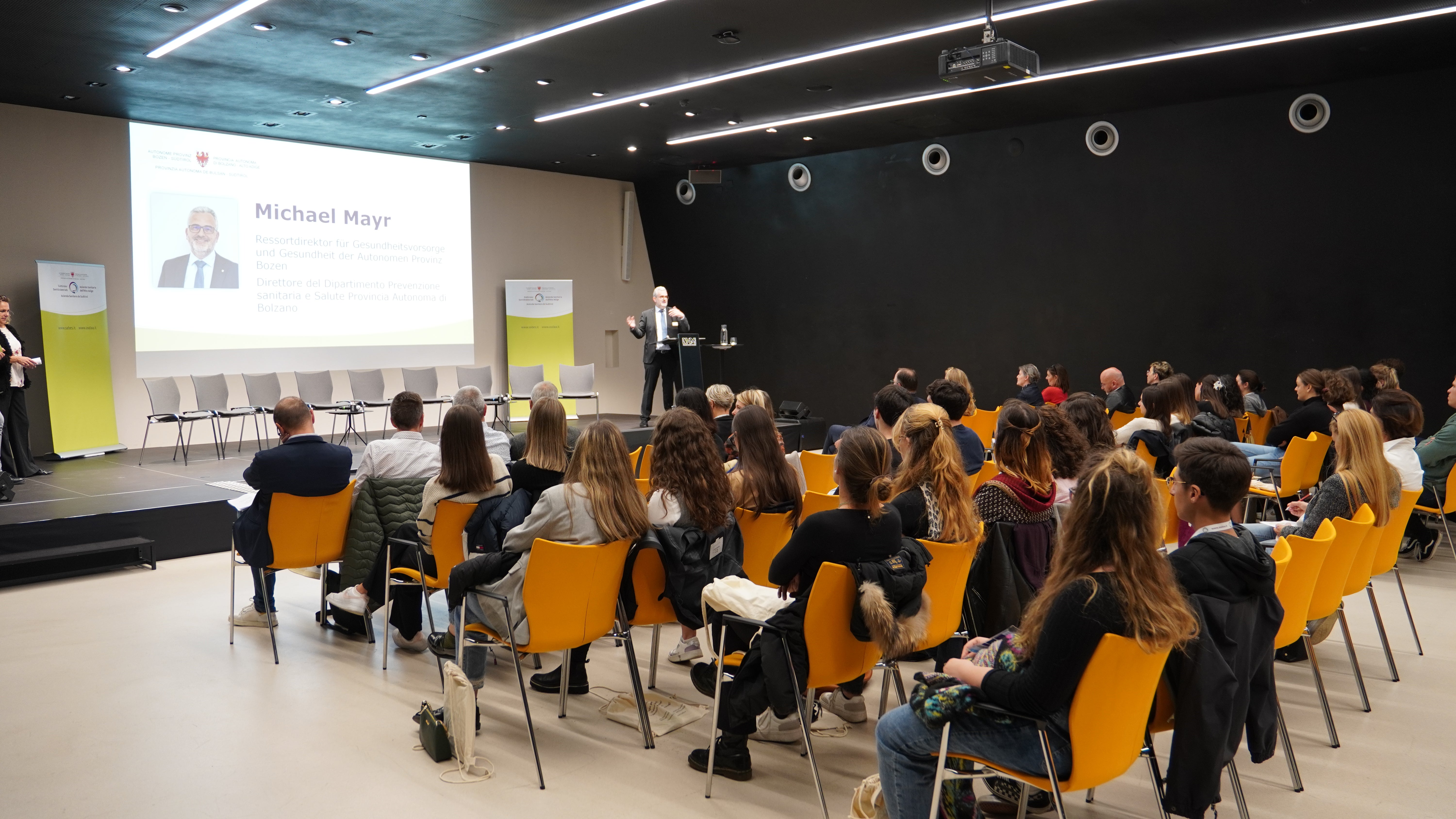 Viele Studierende der Gesundheitsberufe wollten aus erster Hand erfahren, welche Berufschancen es für sie im Südtiroler Sanitätsbetrieb gibt. (Foto: Peter A. Seebacher)