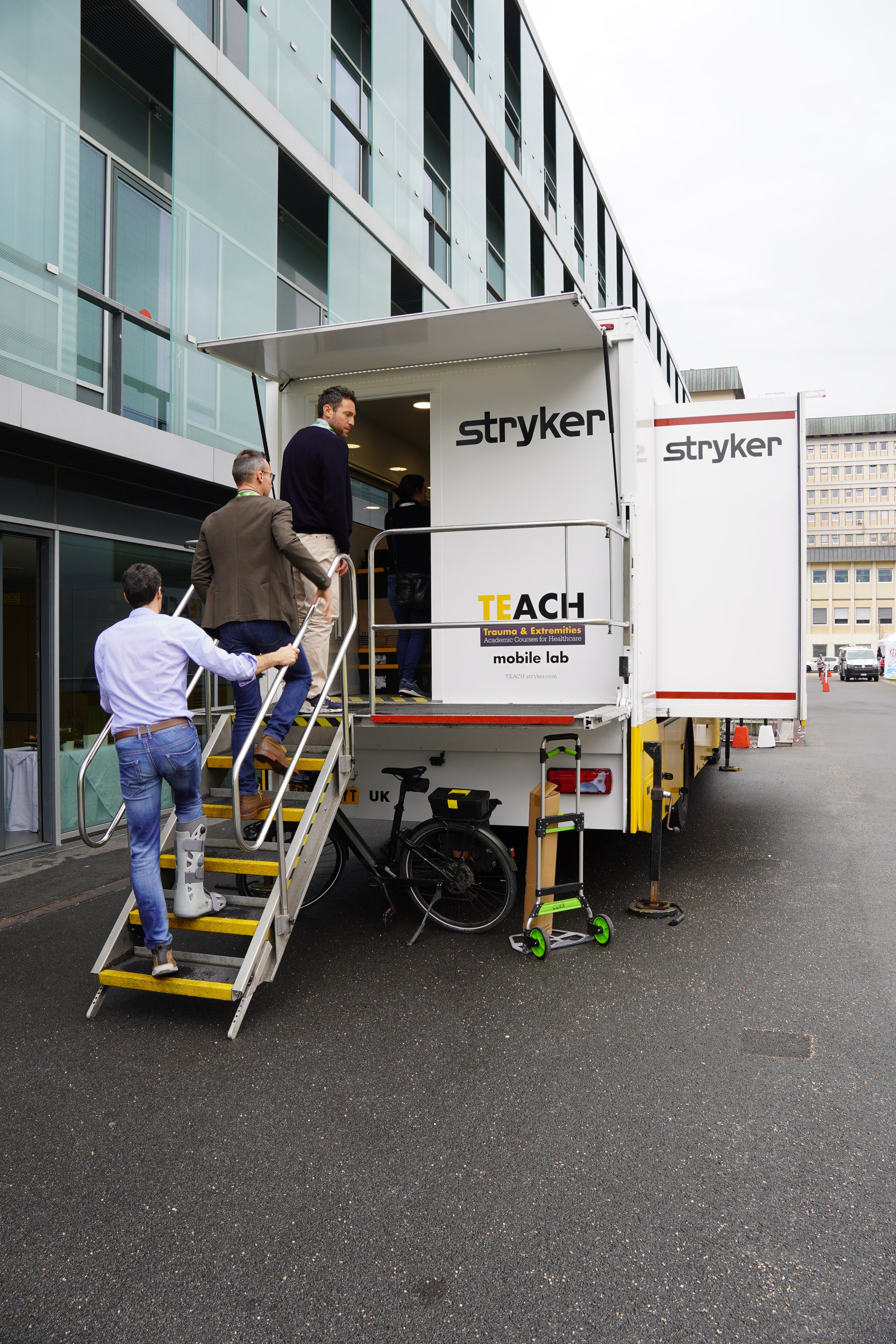 Teilnehmer betreten den fahrenden Truck