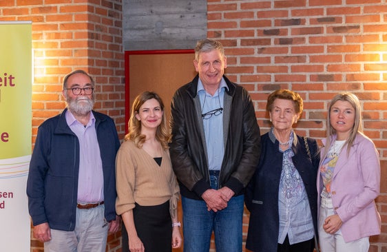 Die Fachärztinnen Vera Staffler (Zweite von links) und Viola Gschliesser (ganz rechts) mit Sanitätsdirektor Josef Widmann (Bildmitte), einem Patienten und einer Patientin