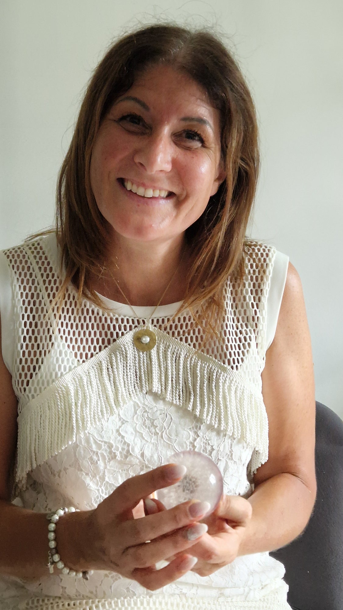 Claudia Seeber mit ihrer Pusteblume in einer Glaskugel (Foto: Vera Schindler)