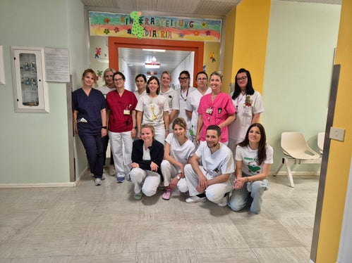 Das Team der pädiatrischen Abteilung Sterzing mit Primarin Micòl Cont und den Lehrerinnen der Spitalschule.