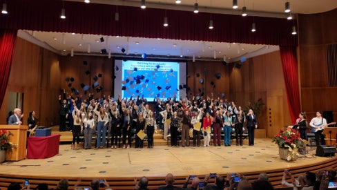 112 Absolventinnen und Absolventen des Universitären Ausbildungszentrums für Gesundheitsberufe Claudiana feiern gemeinsam ihren erfolgreichen Abschluss. (Foto: LPA/Ressort für Gesundheitsvorsorge und Gesundheit)