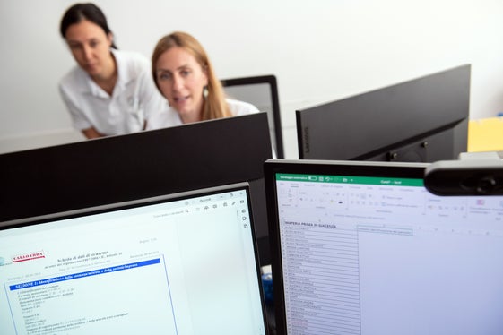 Eine aktuelle Herausforderung sind die steigenden Kosten. Dies macht die Einkäufe zu einem schwierigen Balanceakt zwischen Innovation und wirtschaftlicher Nachhaltigkeit. Im Jahr 2024 wurden allein im Gesundheitsbezirk Bozen 63,5 Millionen Euro für Medikamente, 2,7 Millionen für Medizinprodukte und 3,1 Millionen für Impfstoffe ausgegeben. (Foto: Ivo Corrà)