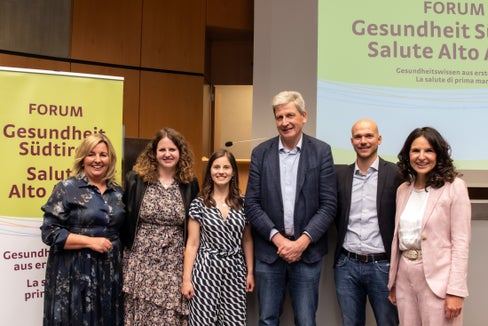 V.l. die Moderatorin Silvia Fontanive, die Hebammen Julia Künig und Jasmin Locher, Sanitätsdirektor Josef Widmann, der Urologe Manuel Walter und die Gynäkologin Sonia Prader (Foto: Ivo Corrà)