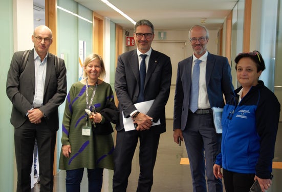 Die Pflegedienstleiterin Gundula Gröber und die stellvertretende Koordinatorin Bonetti Marilena mit dem Besuch. (Foto: Karin Leiter)