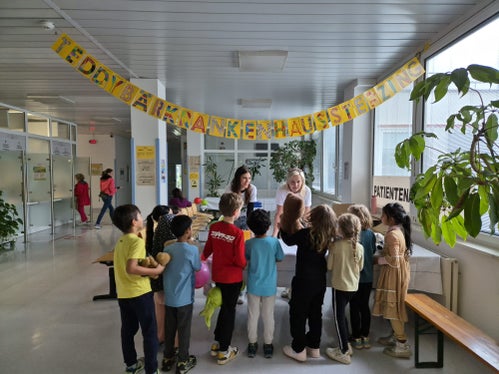 Die Kinder der Grundschulen Sterzing besuchen das Teddybärspital.
