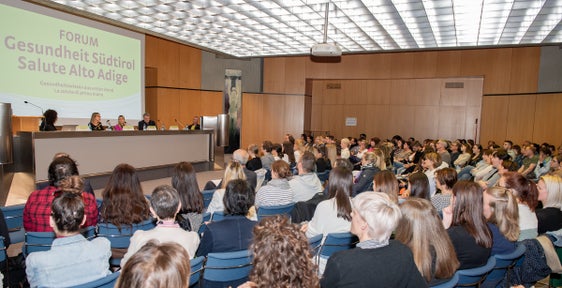 Das Thema „Endometriose“ sorgte für einen vollen Saal im Bozner Pastoralzentrum. (Foto: Sabes)