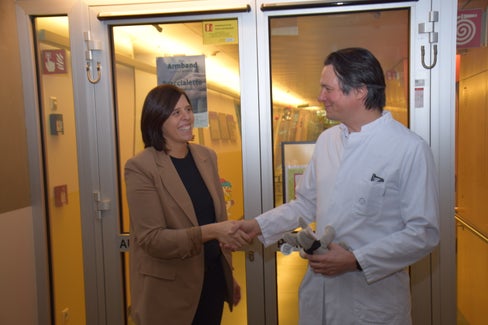 Petra Hinteregger Fink mit dem geschäftsf. Primar Dr. Michael Zöbl (Foto: Helmuth Pircher)