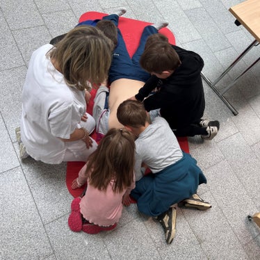 Krankenpflegerin Evelyn Rogen zeigt den Schülerinnen und Schülern Erste Hilfe Maßnahmen