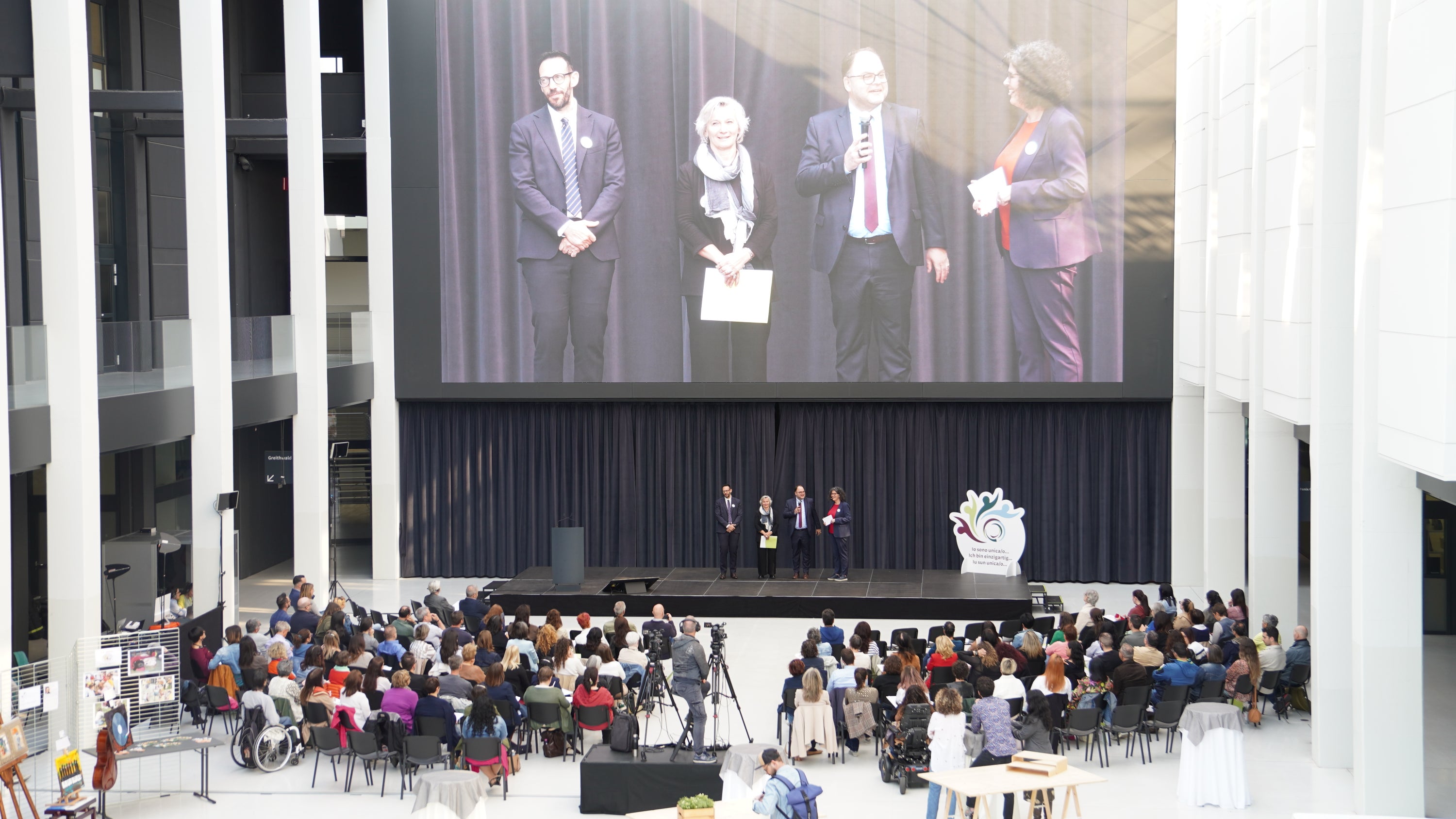 Im besonderen Ambiente der Messe Bozen erlebten die Teilnehmenden einen spannenden Tag rund um „Diversity Management“. (Foto: Sabes)