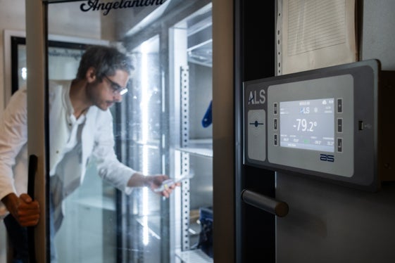 Die technisch-wissenschaftliche Unterstützung bei der Lagerung von Arzneimitteln und Medizinprodukten ist eine wichtige Aufgabe. In der Krankenhausapotheke Bozen werden sämtliche Impfstoffe aufbewahrt und bei Bedarf im ganzen Land verteilt. Im Bild ein Ultratiefkühlschrank. (Foto: Ivo Corrà)