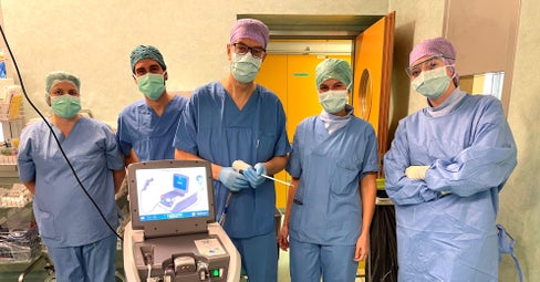 Das OP-Team um Primar Michael Aigner (Mitte)