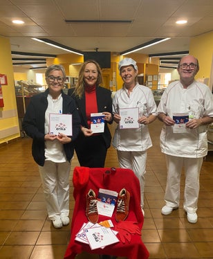 v.l.n.r: Carmela Sampieri, Michaela Bergner und Mitarbeiter der Mensa