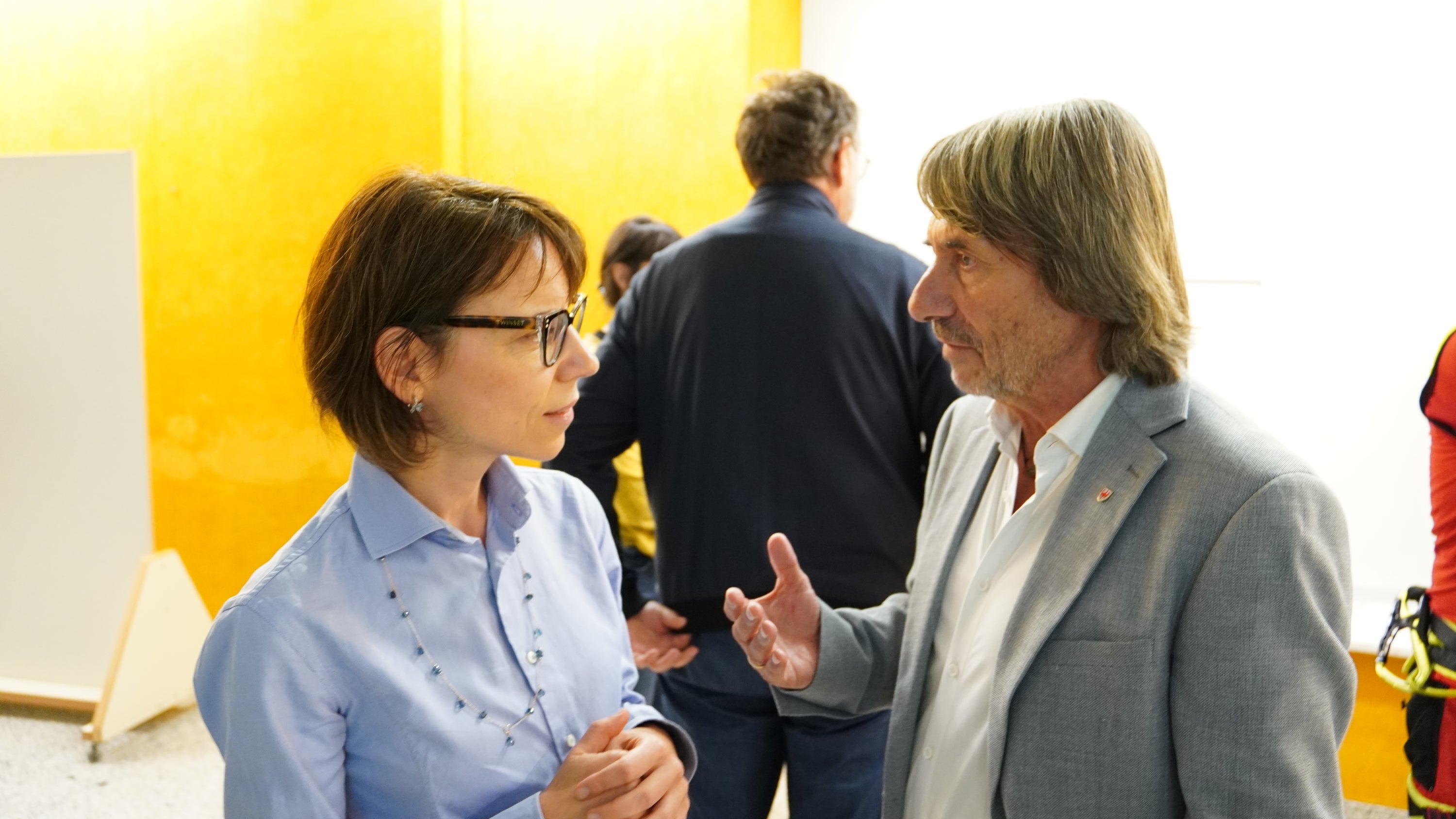 Elisabeth Montel, Direktorin des Gesundheitsbezirks Brixen im Gespräch mit Gesundheitslandesrat Hubert Messner (Foto: Ingeburg Gurndin)