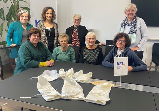 von hinten links: Di Panfilo, Berger, Unterhofer mit ehrenamtlichen Näherinnen 