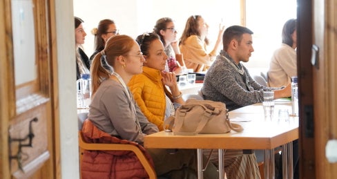 Unter dem Motto „Erleben Sie Medizin einmal anders“ bot die Veranstaltung rund 30 Medizinstudierenden die Möglichkeit, die medizinische Versorgung in Südtirol praxisnah kennenzulernen