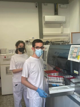 Labortechniker mit den zu bearbeitenden Proben