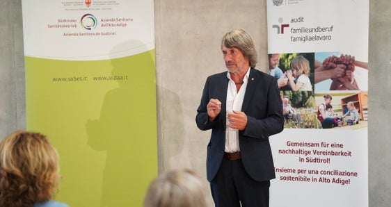 Für Gesundheitslandesrat Messner bringt das Zertifikat zum Ausdruck, dass im Sanitätsbetrieb auch die Menschen, die hinter den gesundheitlichen Leistungen stehen, wichtig sind. (Foto: Sabes/Peter A. Seebacher)