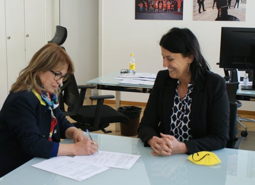 Unterzeichnung des Einvernehmensprotokolls, von links: Rosalba Leuzzi und Irene Pechlaner 