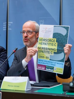 Hepatitis-C-Vorsorge - Florian Zerzer mit Poster (Hochformat)