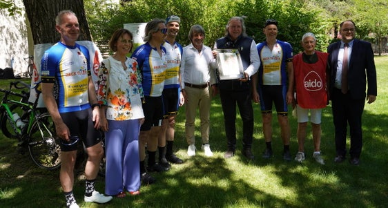 Remo De Paola, Presidente AIDO Bressanone (Associazione Italiana Donazione Organi, tessuti e cellule), ha consegnato al presidente del Transplant Sport Club, Marco Panizza, in rappresentanza di tutti i partecipanti, un omaggio come riconoscimento per la prestazione sportiva nell’ambito dell’Euregio Transplant Tour.  (Foto: Sabes/pas)