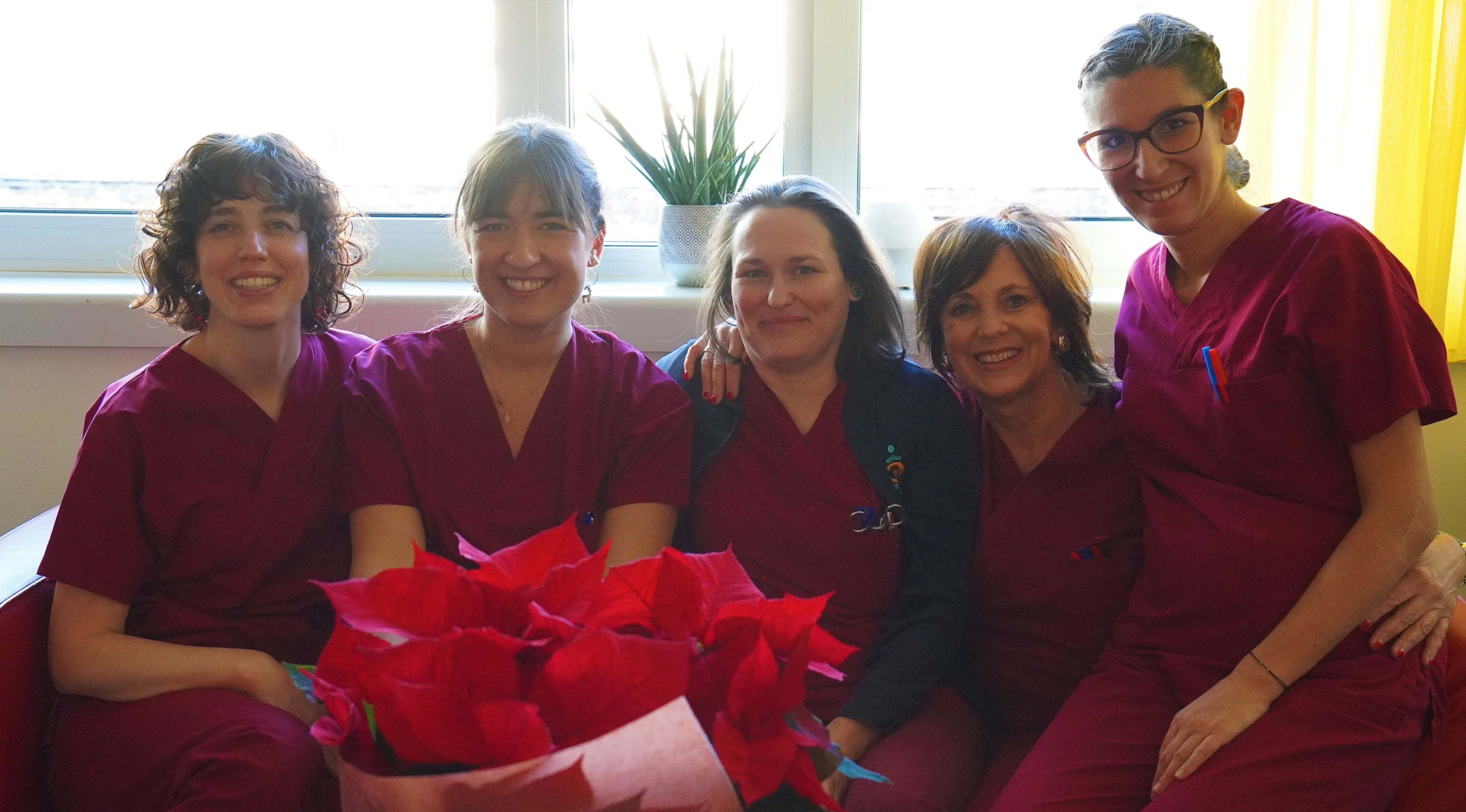 Ladys in red: Die Hebammen Vanessa Augschöll , Emanuela Imparato, Judith Quade, Koordinatorin Sabine Anrater und Greta Crocco (v.l.n.r.)