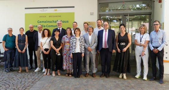La Casa della Comunità di Bressanone incarna un nuovo approccio all’assistenza sanitaria ed è già operativa da alcune settimane: l’assessore provinciale alla Prevenzione sanitaria e Salute Hubert Messner (quinto da destra in prima fila) insieme a dirigenti, collaboratori e collaboratrici e ai rappresentanti del Comune in occasione dell’inaugurazione ufficiale del 25 giugno (Foto: Sabes/Peter A. Seebacher)
