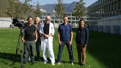 v.l.n.r: Helmut Wagenpfeit und Julia Disselmeyer (ZDF), Klaus Eisendle, Thomas Letschka und Patientin Christina Lechner