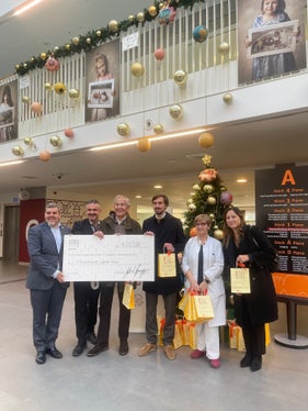 v. l.: Giuliano Rebellato, Sales Manager – Four Points by Sheraton Bozen; Alexander Hamberger, General Manager – Four Points by Sheraton Vozen; Avv. Gerhart Gostner, Präsident – Stiftung Lene Thun; Simon Thun, Verwaltungsrat – Stiftung Lene Thun; Dott.ssa Laura Battisti, Primaria der Abteilung Pädiatrie; Paola Adamo, Direktorin – Stiftung Lene Thun. (Foto: Sabes/ChT)