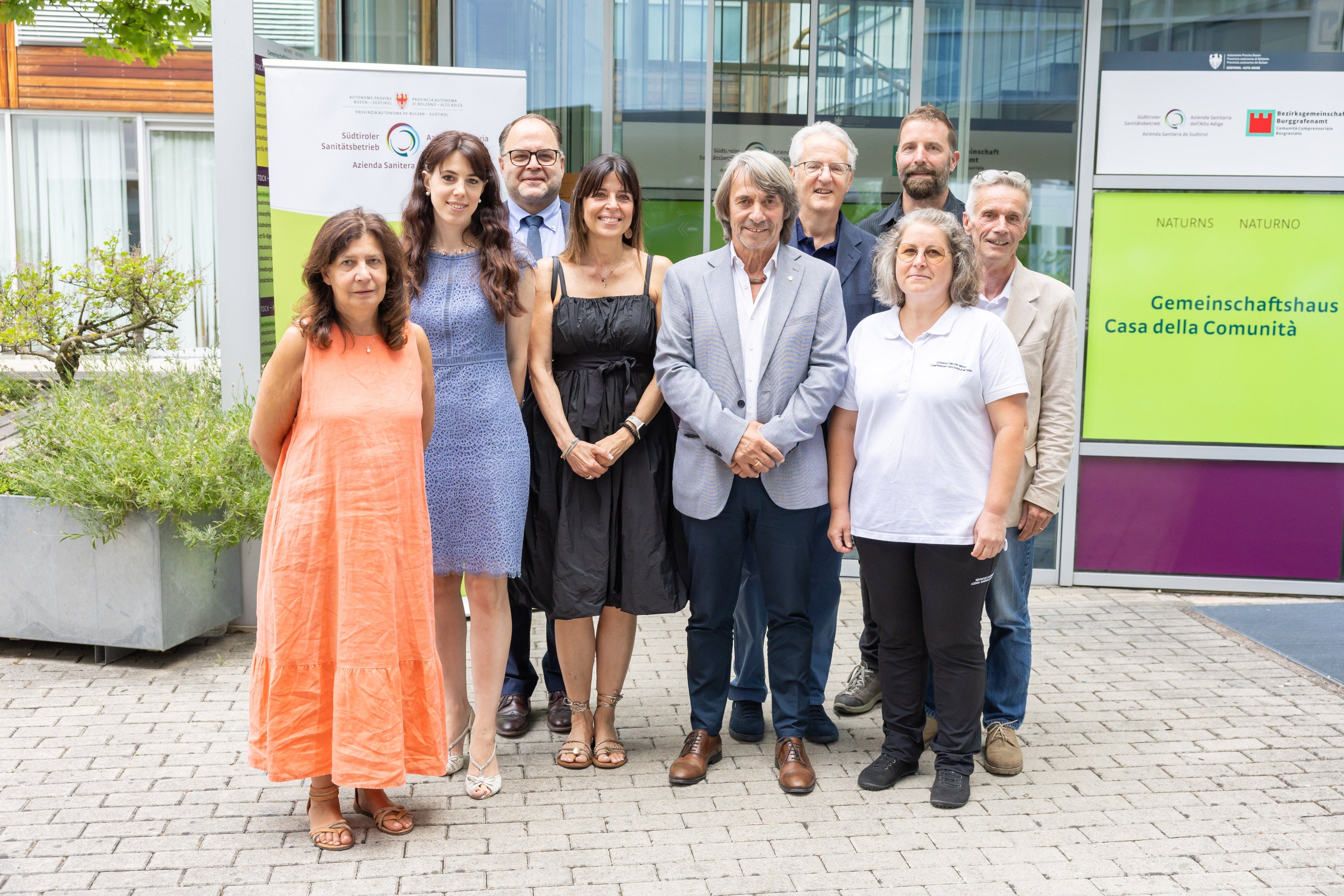 Pflegedienstleiterin Dr.in Nadia Cervo (im Bild von links), Dr.in Janah Maria Andreis, die Direktorin des Gesundheitsbezirks Meran, Dr. Christian Kofler, der Generaldirektor des Südtiroler Sanitätsbetriebs, Dr.in Barbara Caggegi, die Direktorin des Amtes für Verwaltungsaufgaben des Sprengels, Gesundheits-Landesrat Dr. Hubert Messner, Dr. Ernst Oberschartner, geschäftsführender Primar des Dienstes für Basismedizin, Vizebürgermeister Michael Ganthaler, die stellvertretende Pflegekoordinatorin Edeltraud Grüner (vordere Reihe) und Dr. Florian Prinoth, der Direktor der Sozialdienste der Bezirksgemeinschaft Burggrafenamt. (Foto: LPA/Bernhard Aichner)
