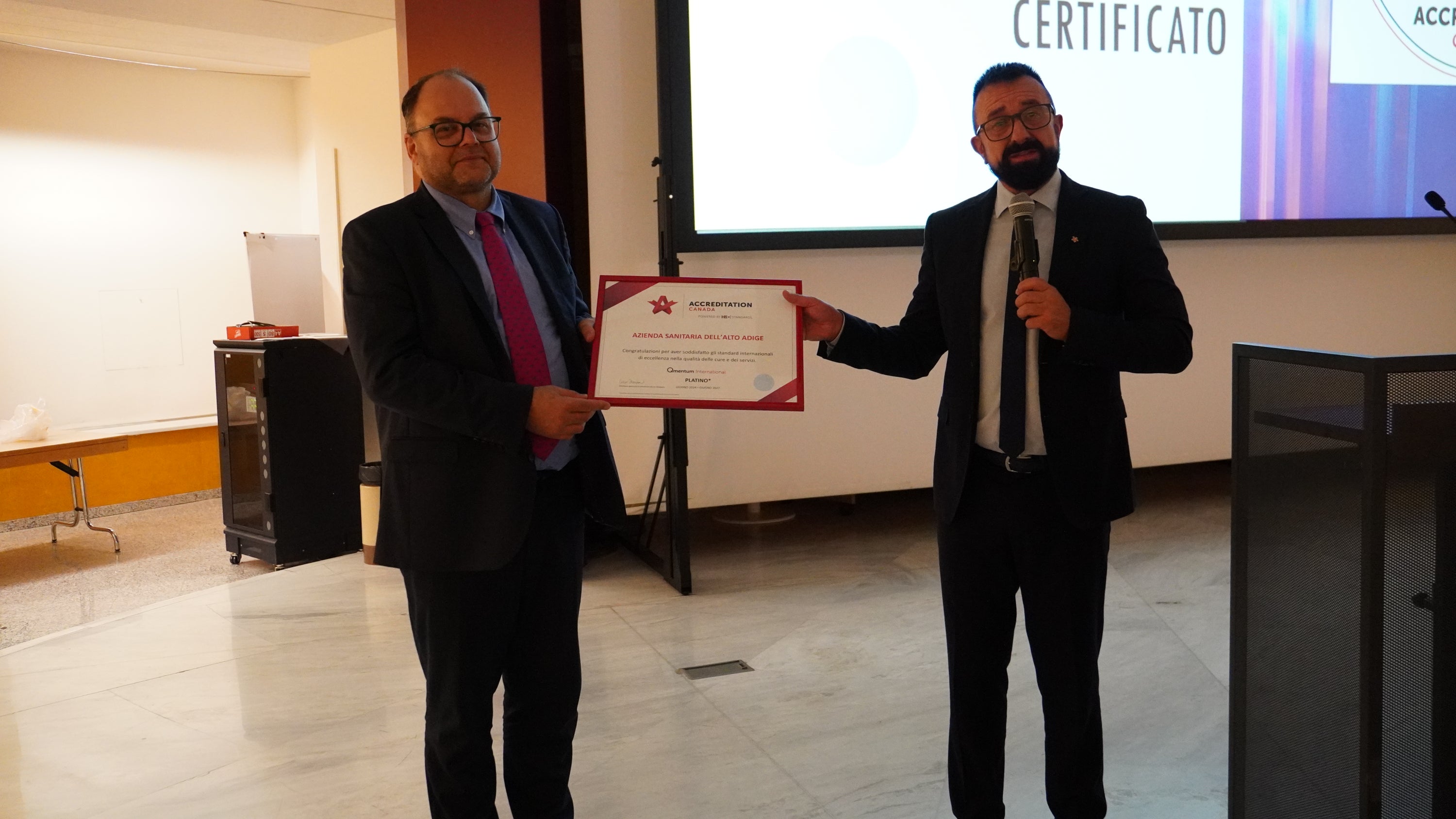 Alessandro Buriani überreicht Generaldirektor Christian Kofler das Zertifikat (Foto: Ingeburg Gurndin)