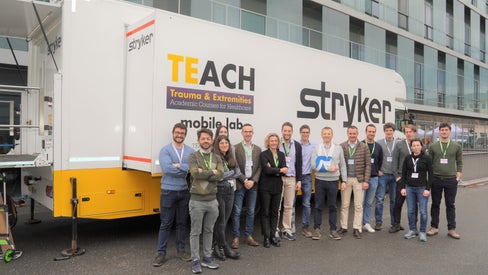 Gruppenfoto vor dem Truck