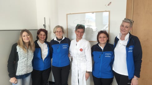 Das Team der wohnortnahen Einsatzzentrale (WONE). Barbara De Rossi (in der Mitte im weißen Mantel).