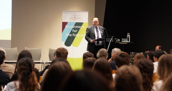 Generaldirektor Christian Kofler: „Diese Veranstaltung gibt uns die Chance, direkt mit den zukünftigen Medizinerinnen und Medizinern in Kontakt zu kommen, ihnen die vielfältigen Möglichkeiten aufzuzeigen, welche der Südtiroler Sanitätsbetrieb bietet, sowie über die verschiedenen Möglichkeiten der Facharztausbildung im Betrieb aufzuklären, die es so wohl nur in Südtirol gibt.“