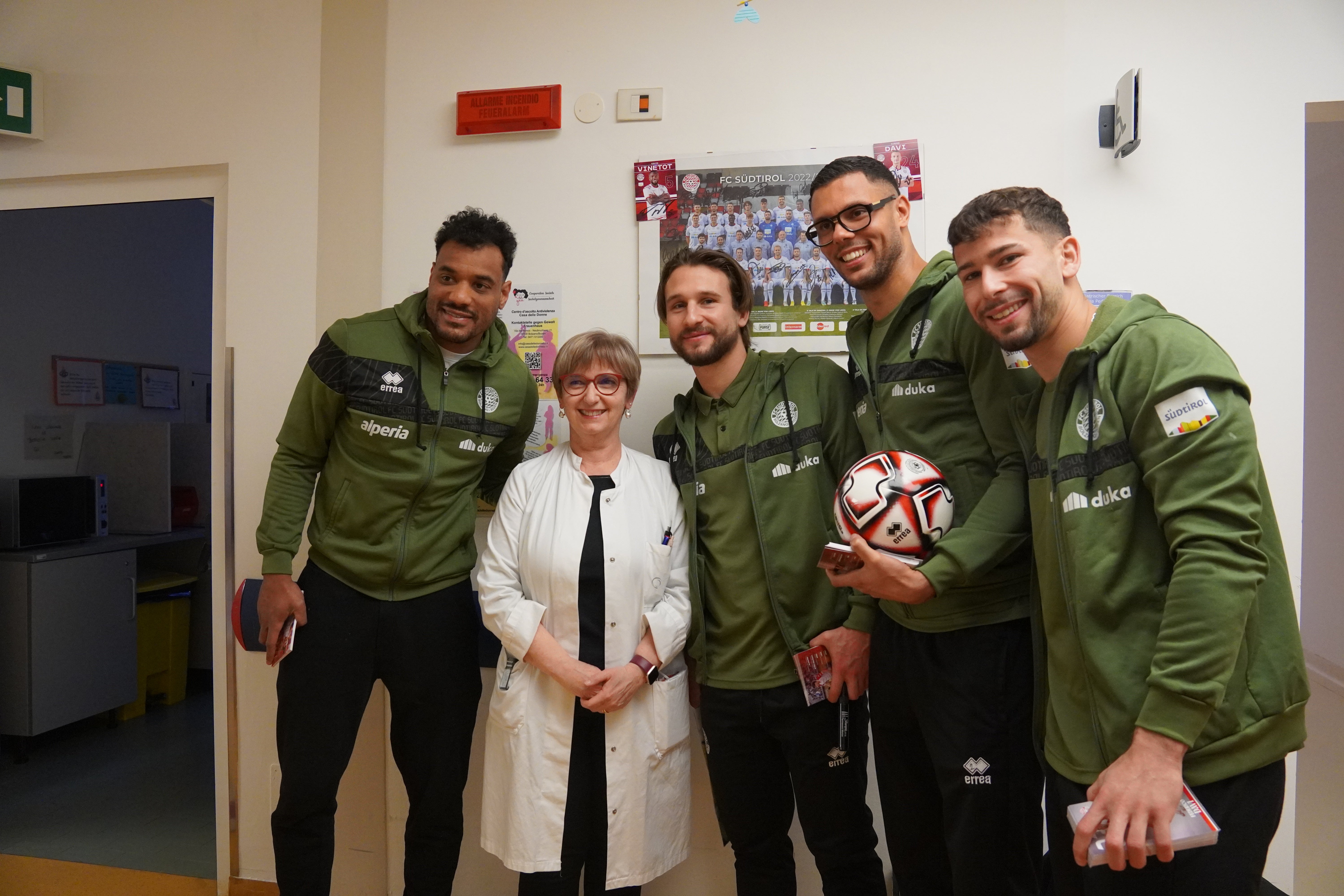 Prim.ia Laura Battisti hieß die Spieler herzlich willkommen. v.l.: Raphael Odogwu, Prim.ia Laura Battisti, Simone Davi, Hamza El Kaouakibi, Federico Davi (Foto: Sabes: ER)