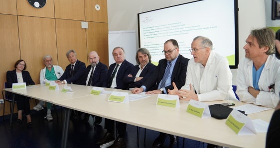 Ausgewählte Patientinnen und Patienten können nun am Krankenhaus Bozen von einem Team der Herzchirurgie Verona an der Herz-Lungen-Maschine auch offen am Herzen operiert werden